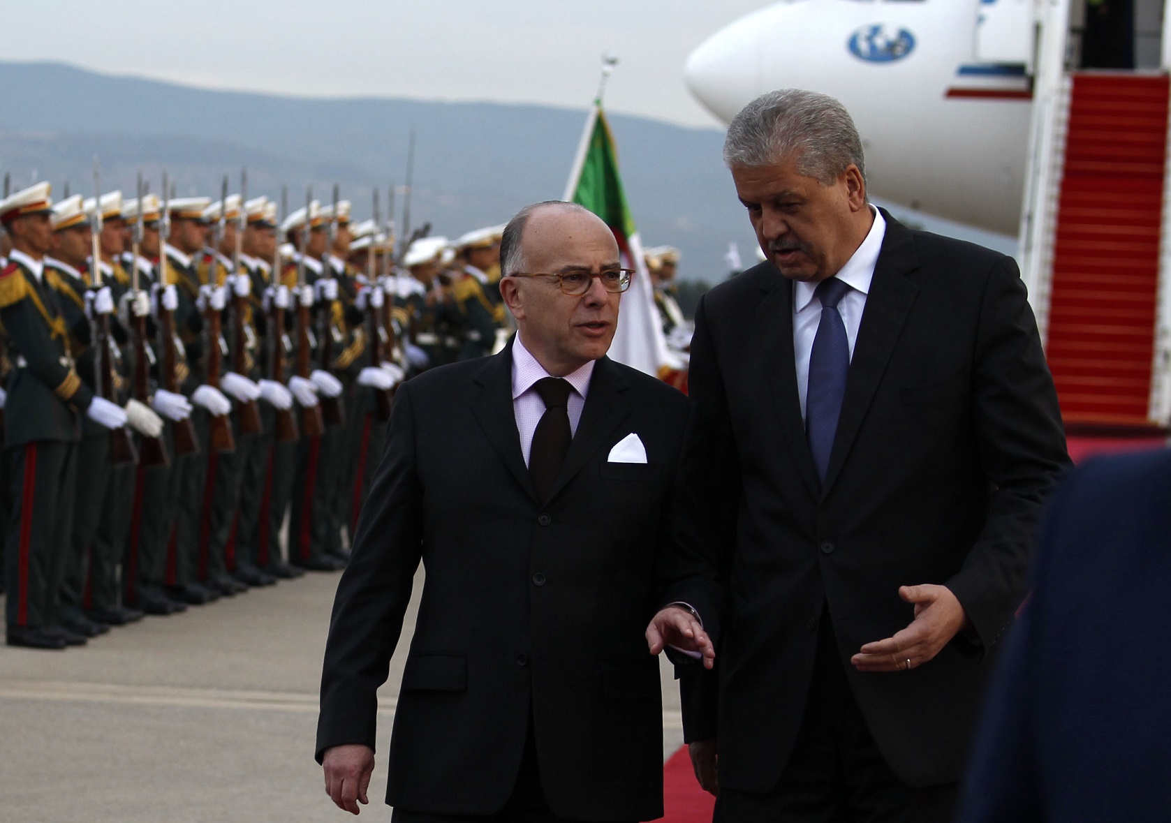 Abdelmalek Sellal et Bernard Cazeneuve à l'aéroport d'Alger. New Press